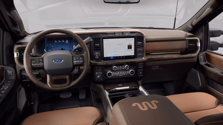 2025 Ford 2024 Super Duty® F-450® King Ranch® 6.8-litre V8 Regular Cab 4x2/4x4 - Image 4