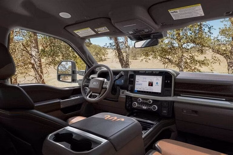 2025 Ford 2024 Super Duty® F-450® King Ranch® 6.8-litre V8 Regular Cab 4x2/4x4 - Image 8