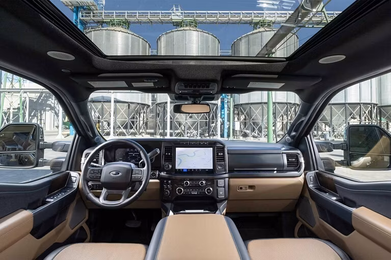 2025 Ford 2024 Super Duty® F-350® LARIAT 6.8-litre V8 Super Cab 4x2/4x4 - Image 9