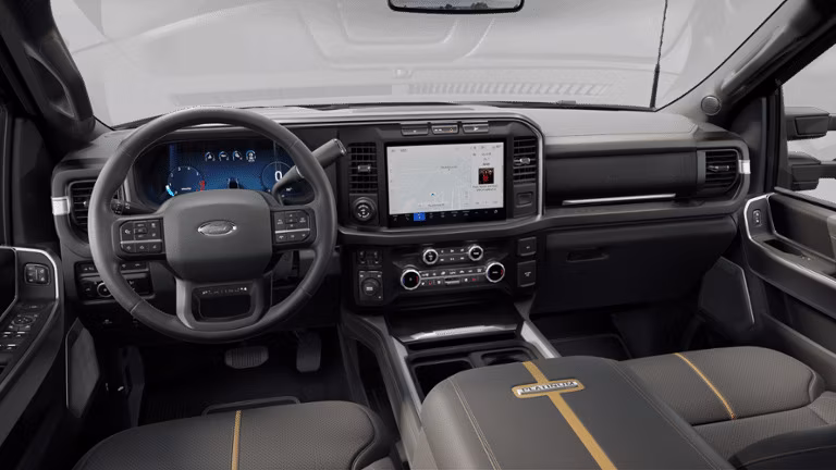 2025 Ford 2024 Super Duty® F-450® Platinum 6.8-litre V8 Crew Cab 4x2/4x4 - Image 5