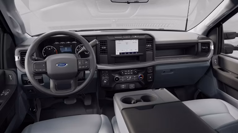 2025 Ford 2024 Super Duty® F-450® XL 6.8-litre V8 Crew Cab 4x2/4x4 - Image 2