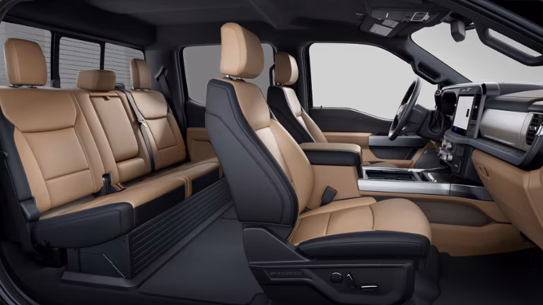 2025 Ford 2025 Super Duty® F-450® Lariat® 7.3L 2V DEVCT NA PFI V8 Gas Crew Cab 4x2/4x4 - Image 6